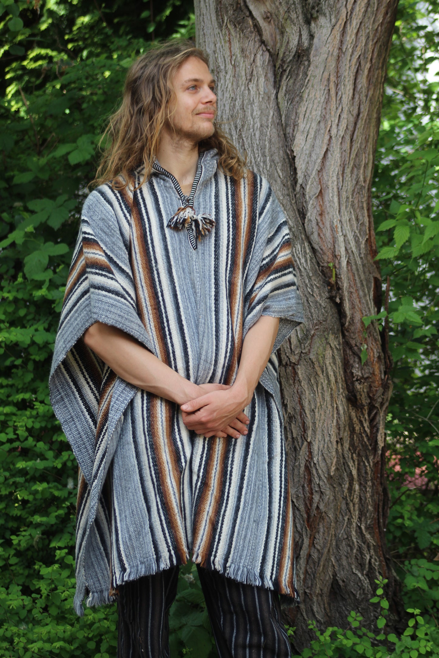 Handgewebter Alpaka-Wollponcho mit Kapuze - Sacred Weavings