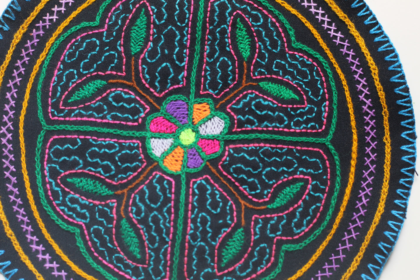 Shipibo Conibo Aufnäher - 20,5cm Diameter - "Arcoiris Flor" - Sacred Weavings