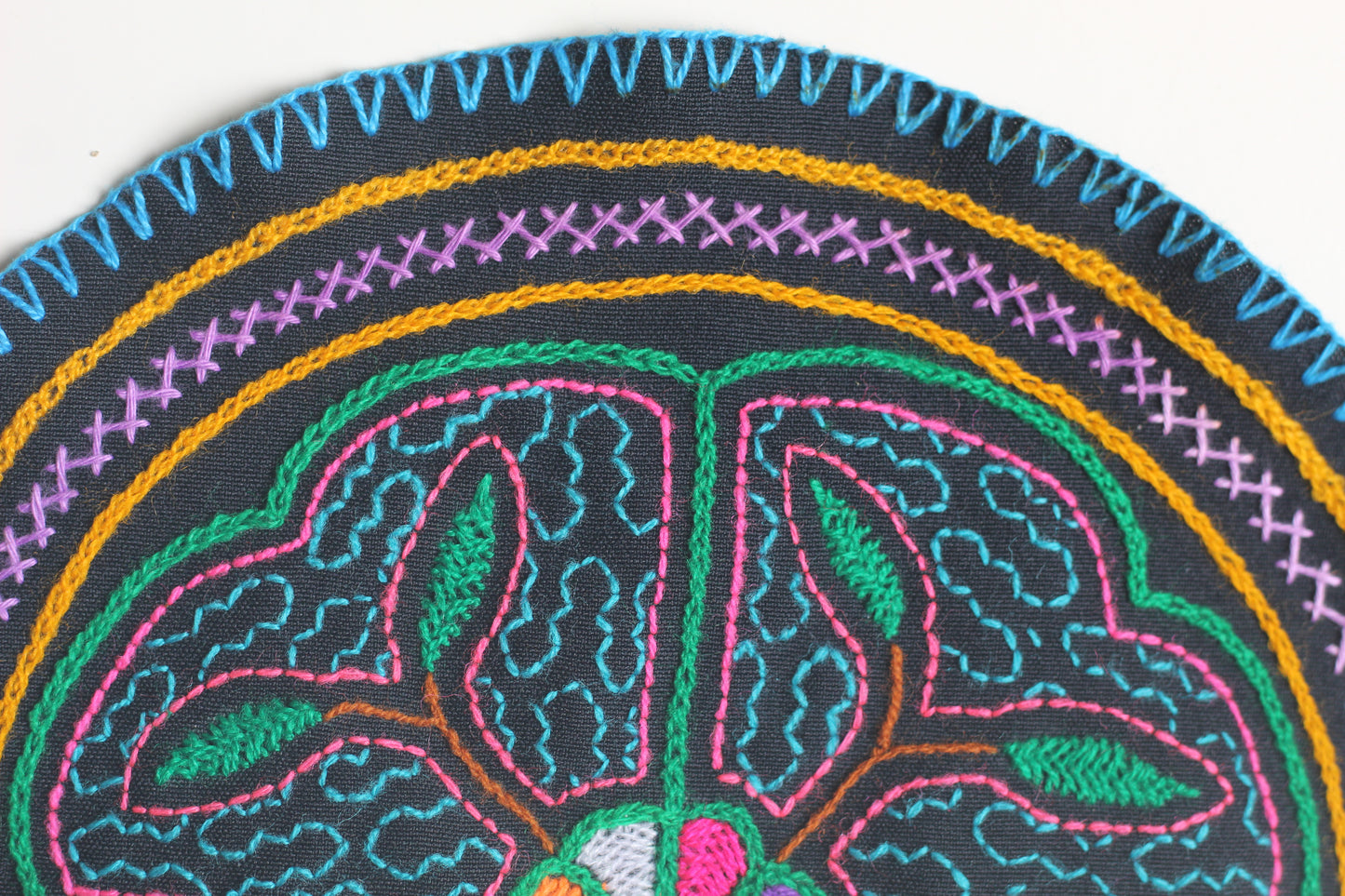 Shipibo Conibo Aufnäher - 20,5cm Diameter - "Arcoiris Flor" - Sacred Weavings