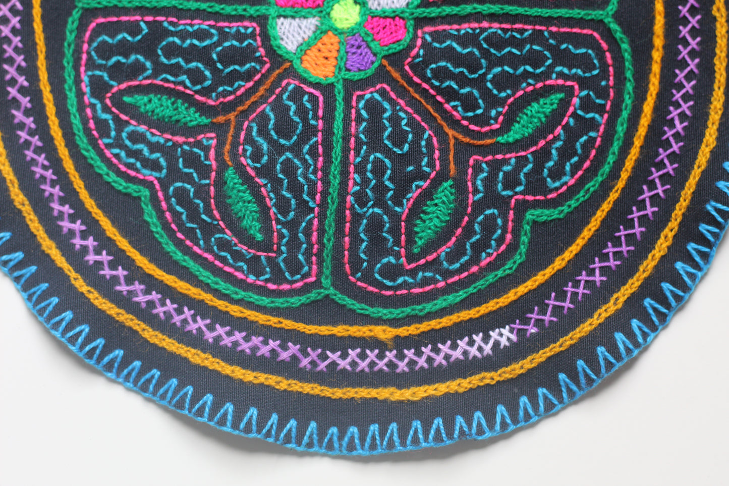 Shipibo Conibo Aufnäher - 20,5cm Diameter - "Arcoiris Flor" - Sacred Weavings