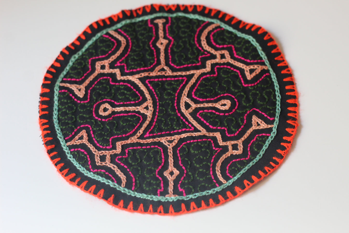 Shipibo Aufnäher - 20cm Diameter - Geschichte der Berge - Sacred Weavings