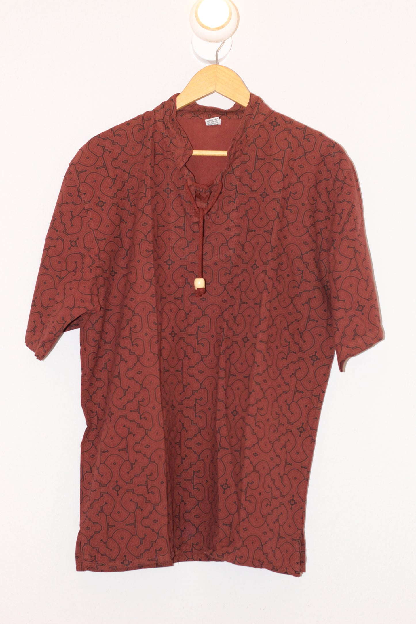 Shipibo Baumwollhemd in Rot – Handgefertigtes Ethno-T-Shirt