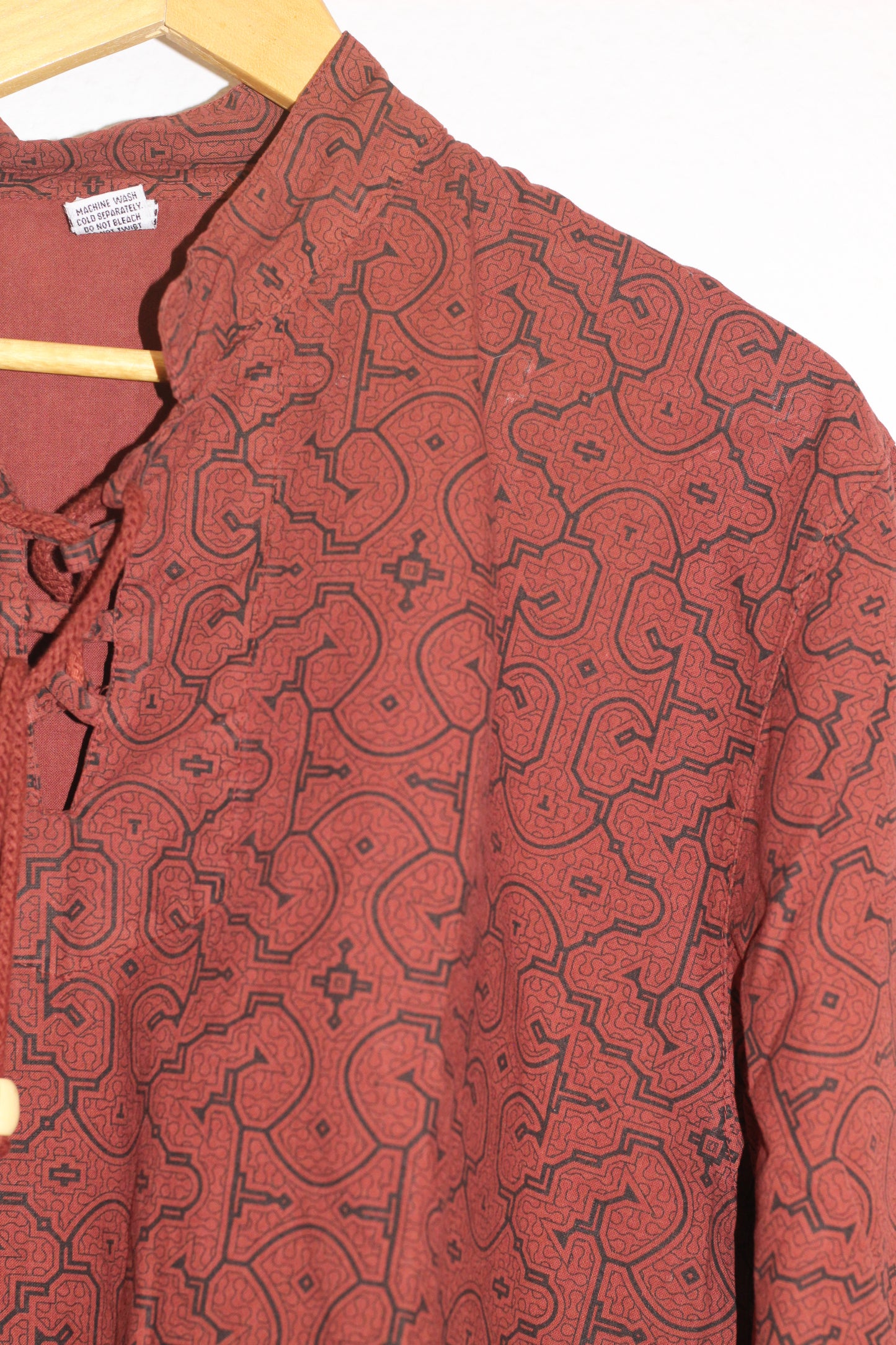 Shipibo Baumwollhemd in Rot – Handgefertigtes Ethno-T-Shirt