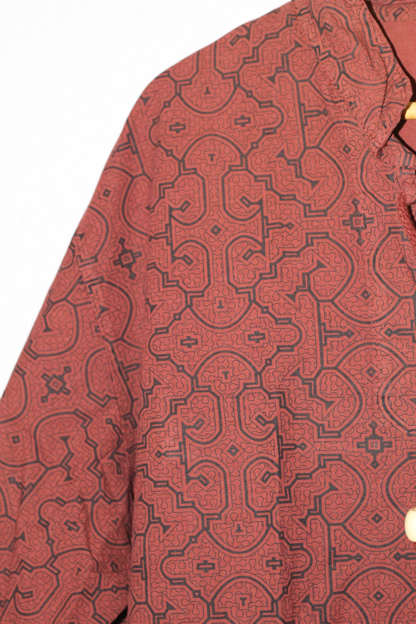 Shipibo Baumwollhemd in Rot – Handgefertigtes Ethno-T-Shirt