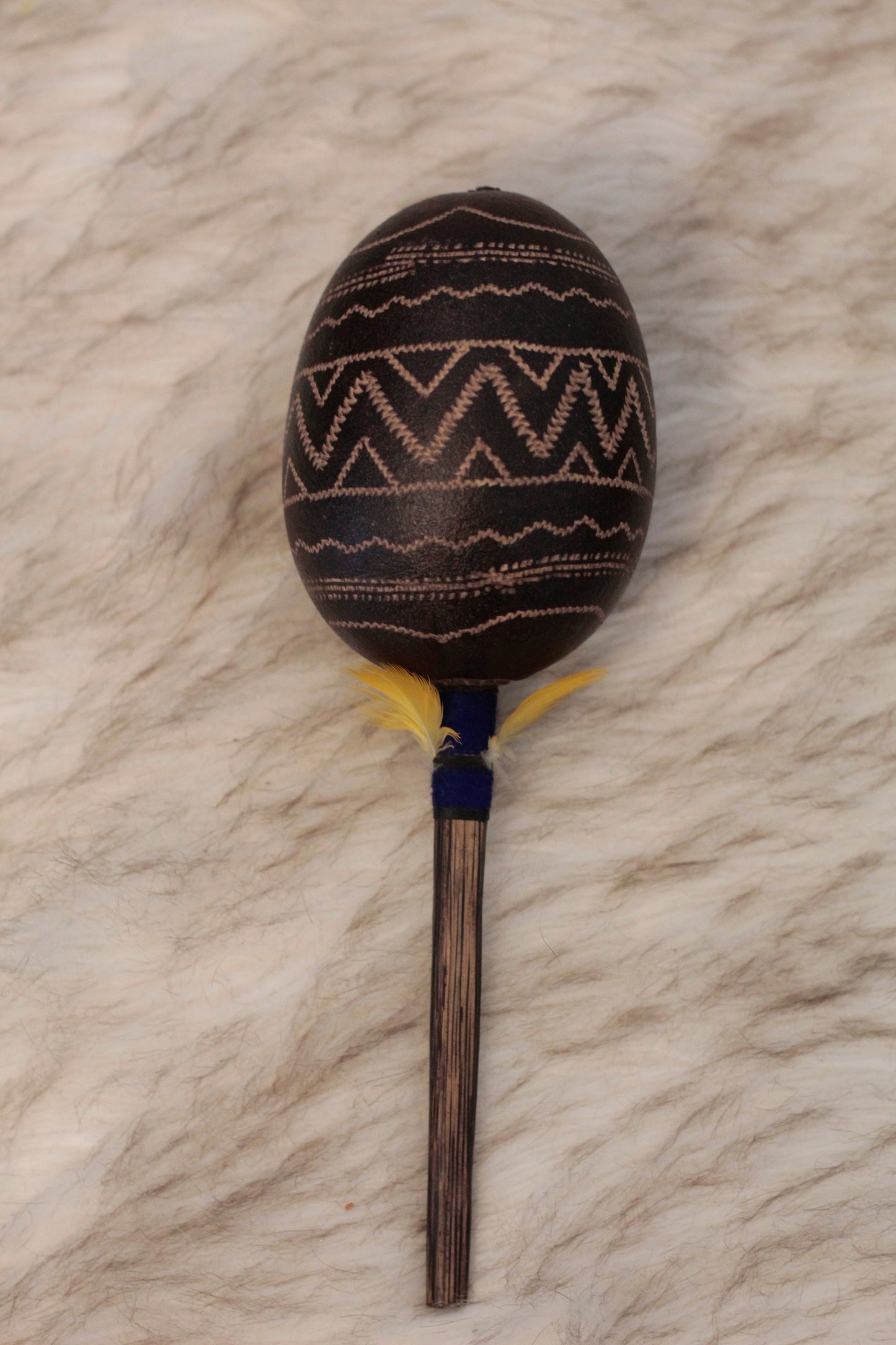Schamanische Shipibo Rassel mit Feder, Maracas - Sacred Weavings