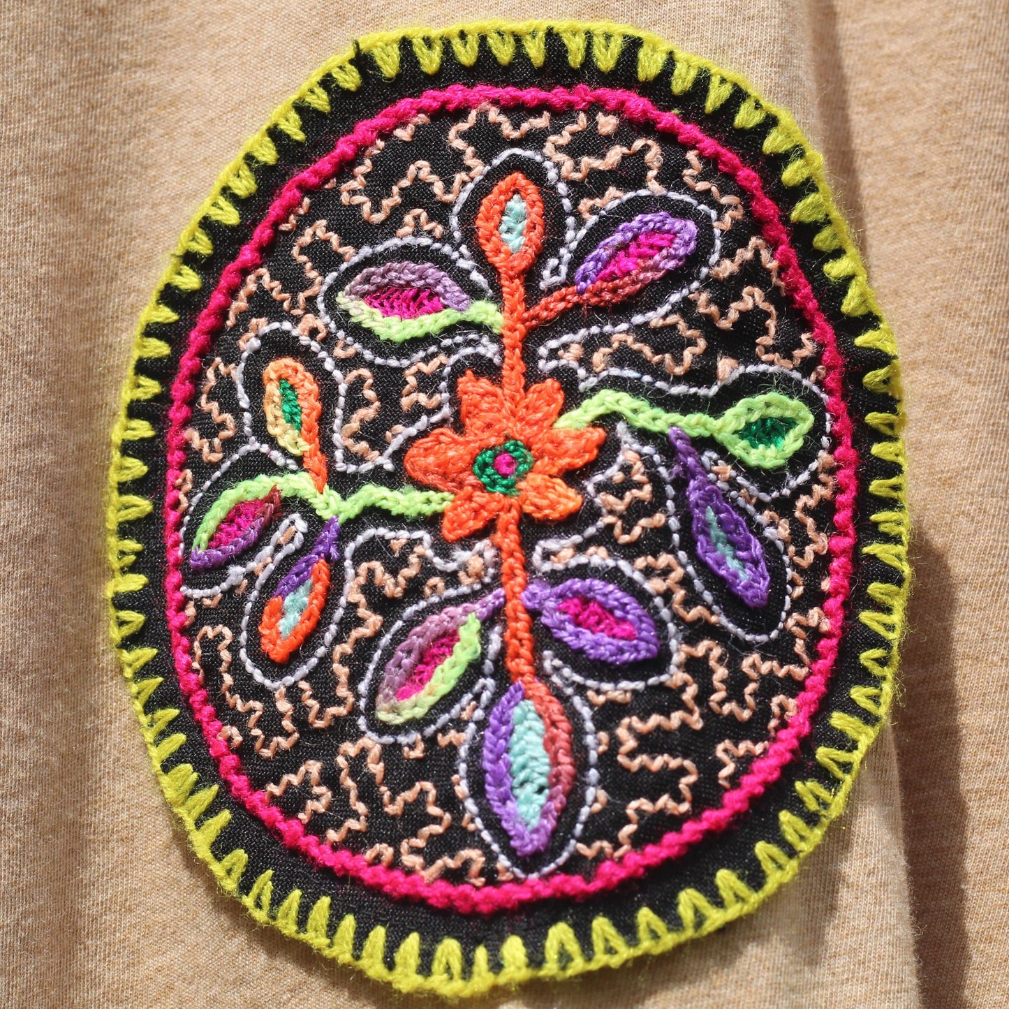 Besticktes T-Shirt aus Bio-Baumwolle mit Shipibo-Aufnäher - Absolut einzigartig - Naturfarbe - Unisex - Sacred Weavings