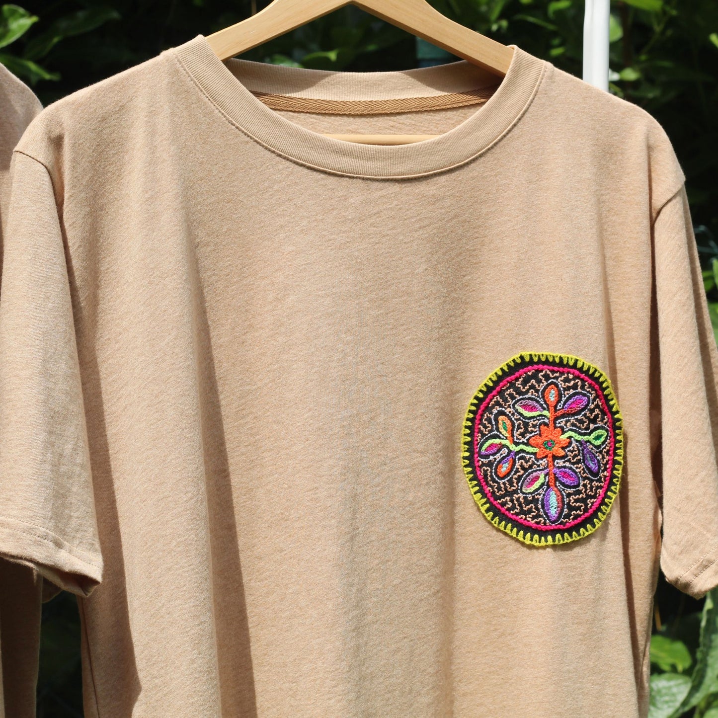 Besticktes T-Shirt aus Bio-Baumwolle mit Shipibo-Aufnäher - Absolut einzigartig - Naturfarbe - Unisex - Sacred Weavings