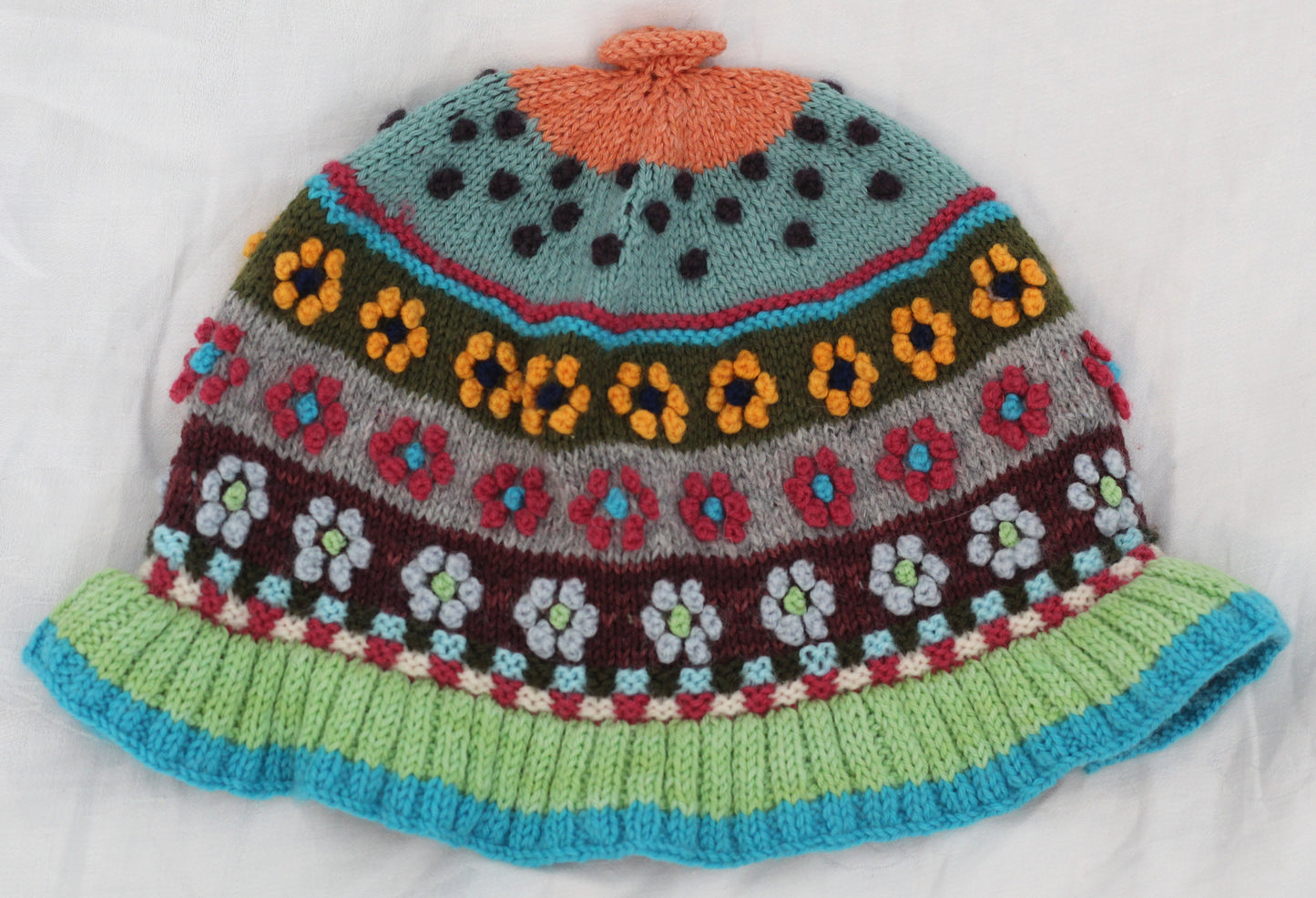 Handgestrickte Kindermütze mit Blumen, traditionell peruanisch - Sacred Weavings