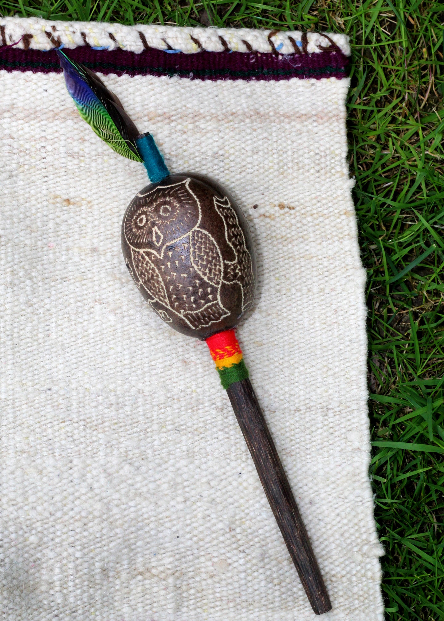Schamanische Shipibo Rassel mit Feder, Maracas - Sacred Weavings