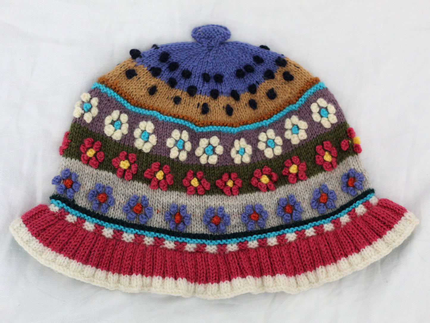 Handgestrickte Kindermütze mit Blumen, traditionell peruanisch - Sacred Weavings