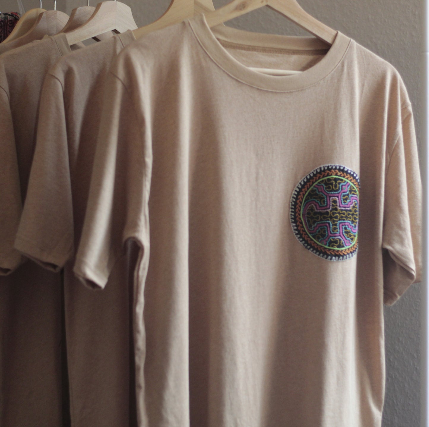 Besticktes T-Shirt aus Bio-Baumwolle mit Shipibo-Aufnäher - Absolut einzigartig - Naturfarbe - Unisex - Sacred Weavings