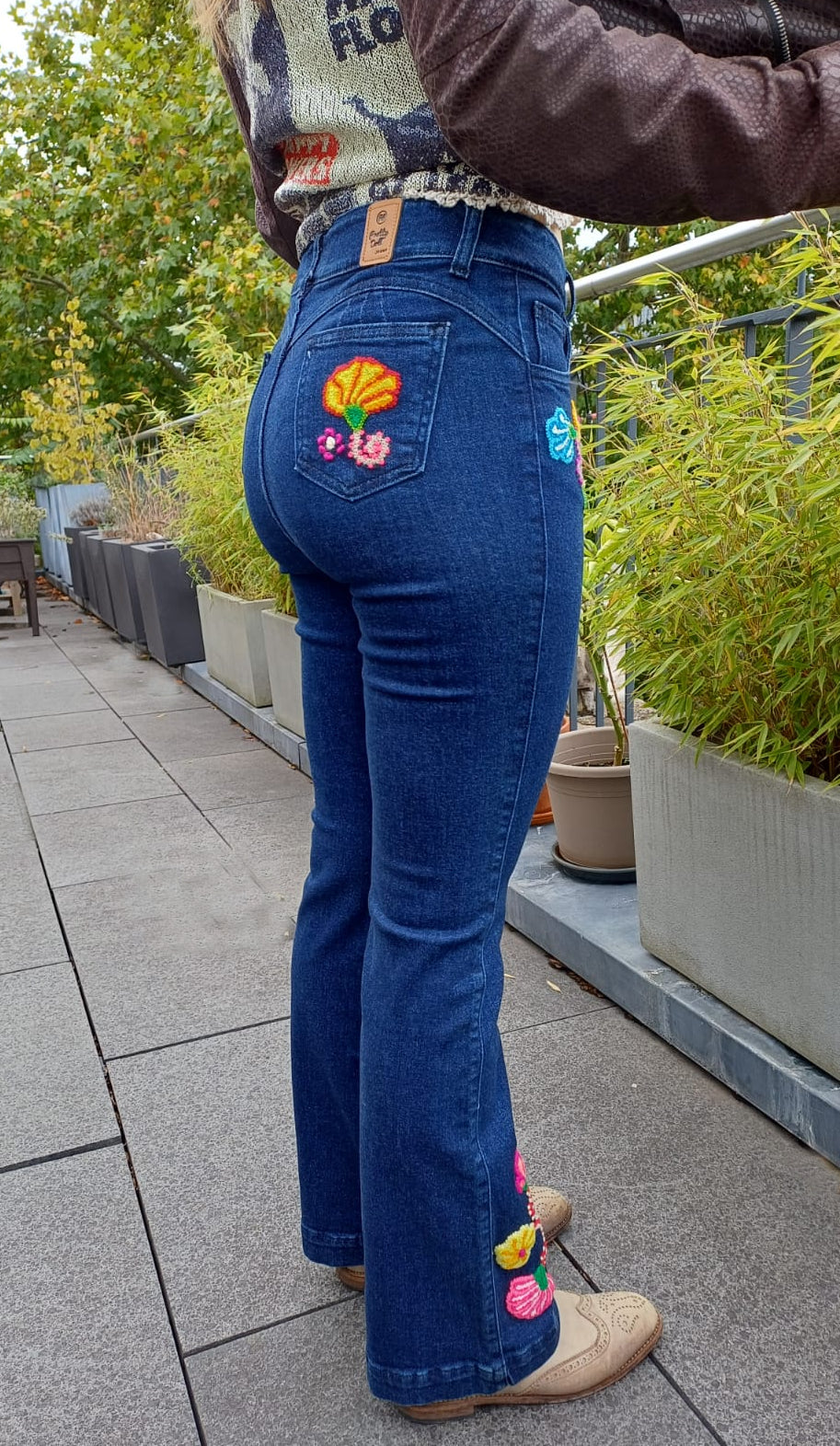 Handbestickte Jeans – Boho Schlaghose mit Blumenmuster, Retro High Waist Denim - Sacred Weavings