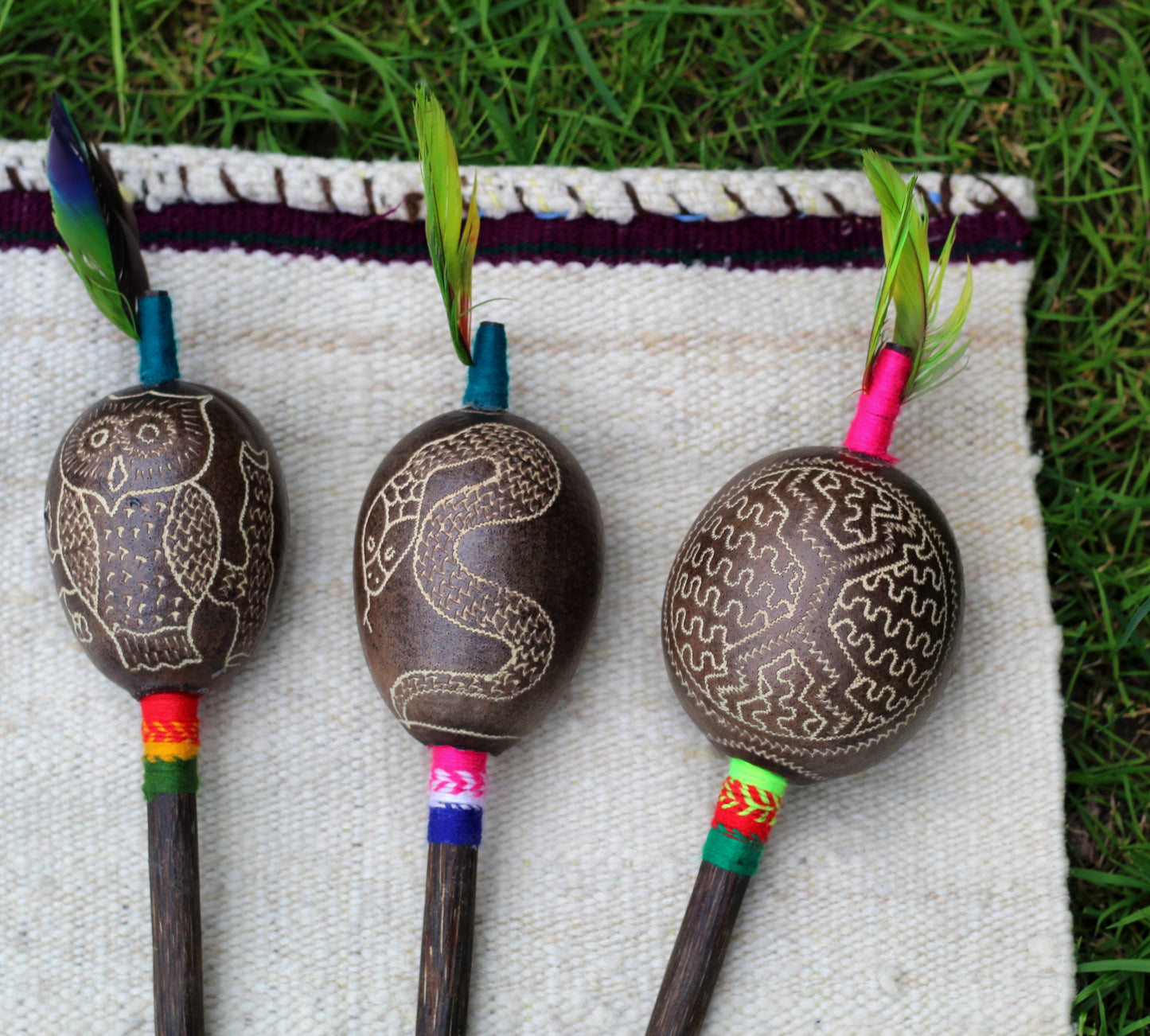Schamanische Shipibo Rassel mit Feder, Maracas - Sacred Weavings