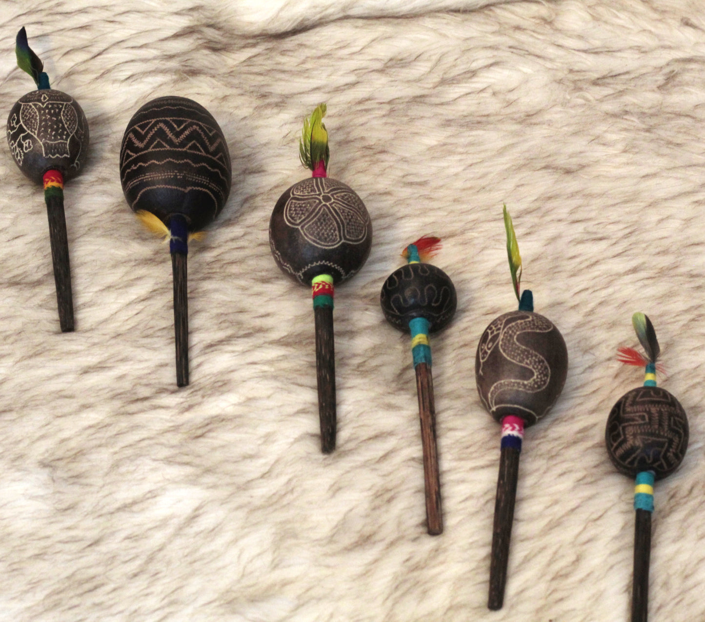 Schamanische Shipibo Rassel mit Feder, Maracas - Sacred Weavings