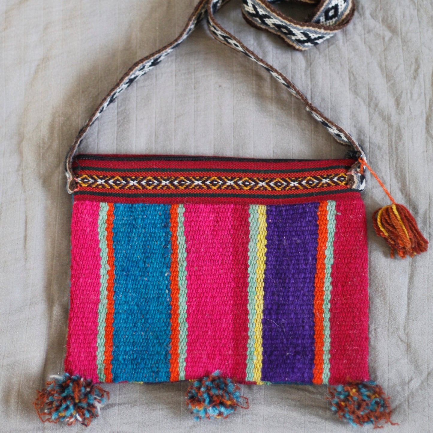 Handgewebte Schultertasche aus Schafwolle - Lebhaft gemustert - Tiefes Blau - Sacred Weavings