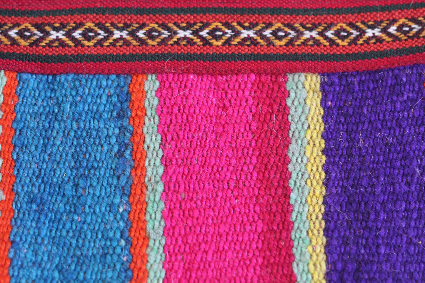 Handgewebte Schultertasche aus Schafwolle - Lebhaft gemustert - Tiefes Blau - Sacred Weavings
