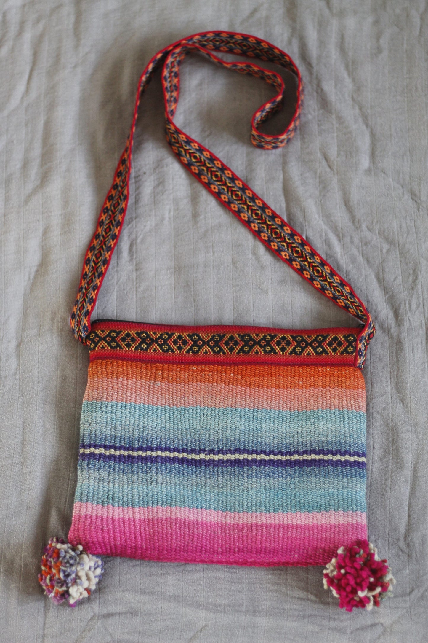 Handgewebte Schultertasche aus Schafwolle - Lebhaft gemustert - Tiefes Blau - Sacred Weavings