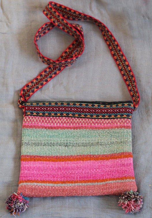 Handgewebte Schultertasche aus Schafwolle - Lebhaft gemustert - Tiefes Blau - Sacred Weavings
