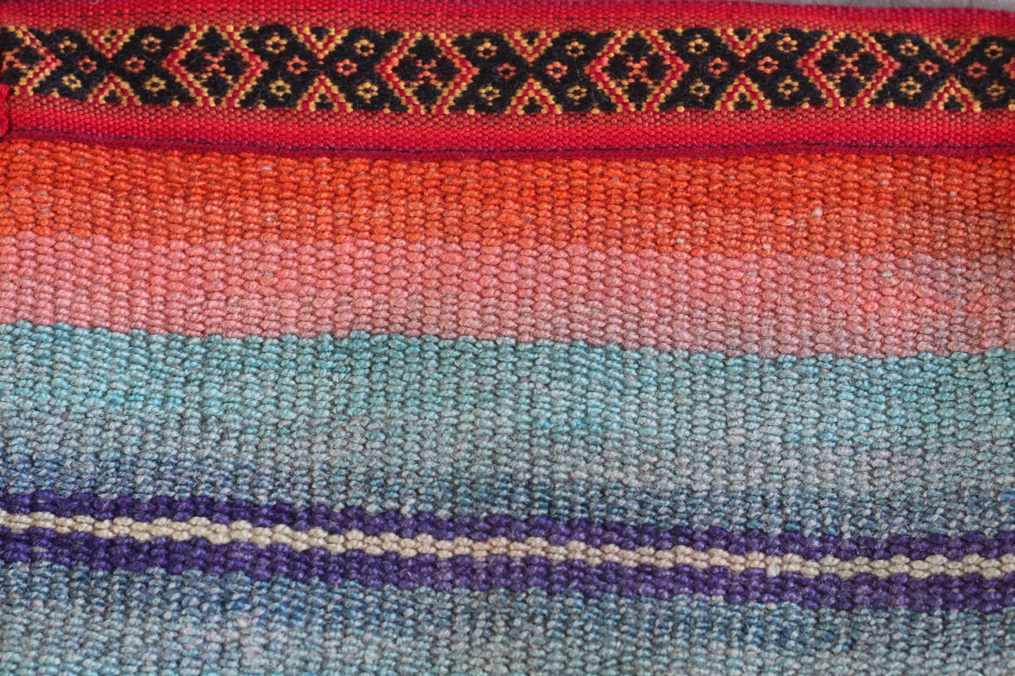 Handgewebte Schultertasche aus Schafwolle - Lebhaft gemustert - Tiefes Blau - Sacred Weavings
