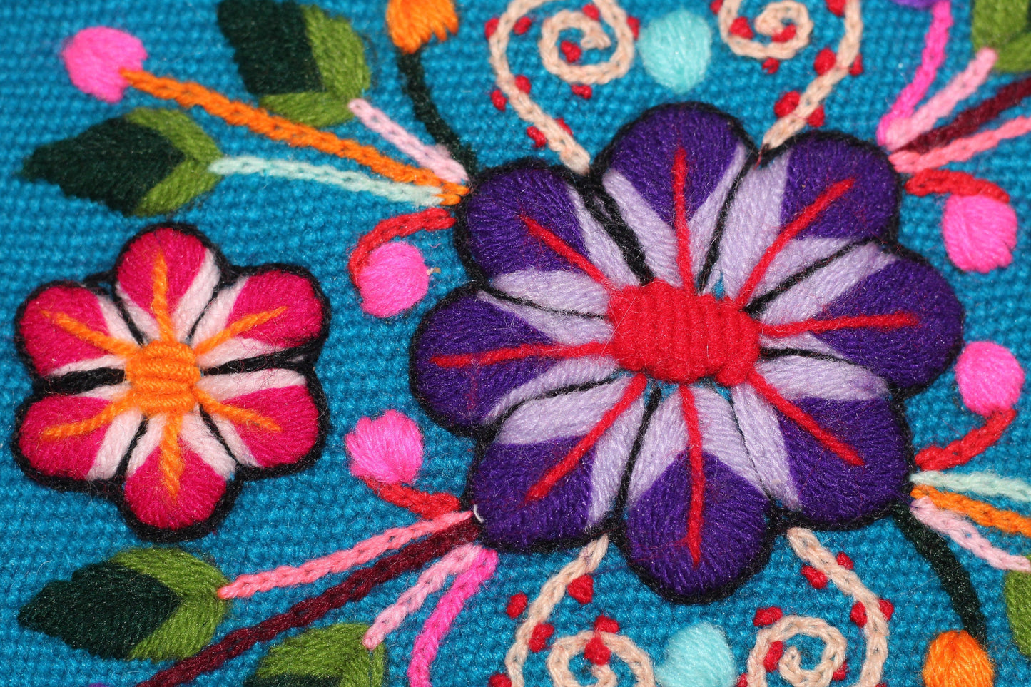 Bestickter Kulturbeutel - Bunte Blumen - Sacred Weavings