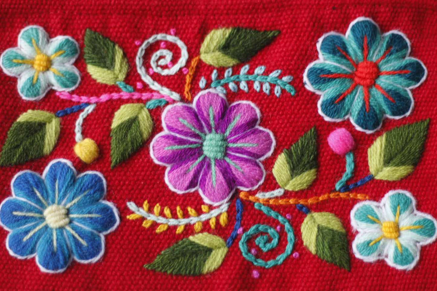 Bestickter Kulturbeutel - Bunte Blumen - Sacred Weavings