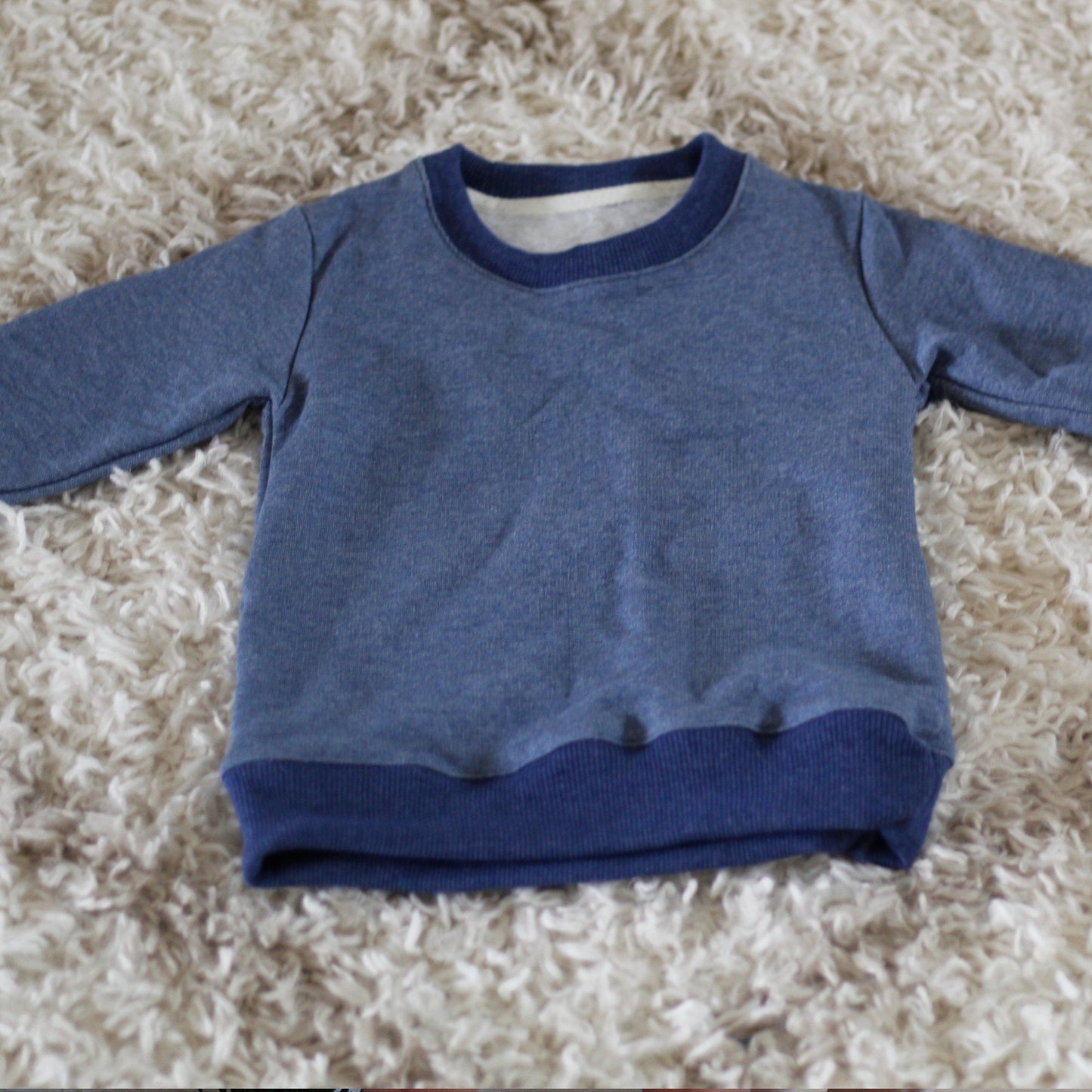 Heidelbeeren Blauer Baumwollpullover für Kinder, Handgefertigt aus Pima Fleece. - Sacred Weavings