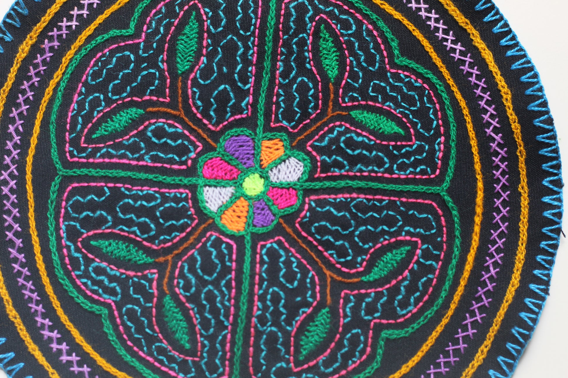 Shipibo Conibo Aufnäher - 20,5cm Diameter - "Arcoiris Flor" - Sacred Weavings 