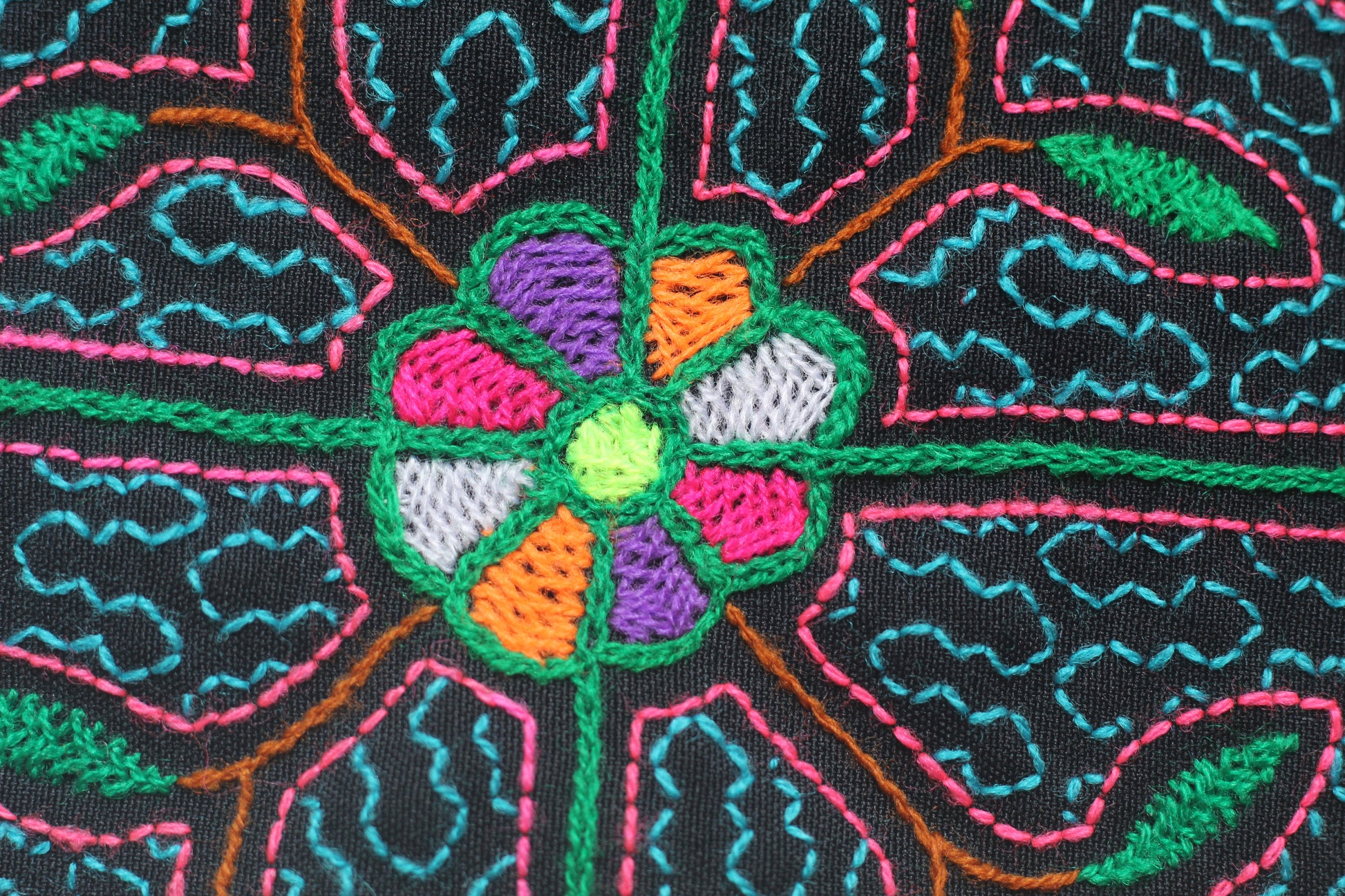 Shipibo Conibo Aufnäher - 20,5cm Diameter - "Arcoiris Flor" - Sacred Weavings 