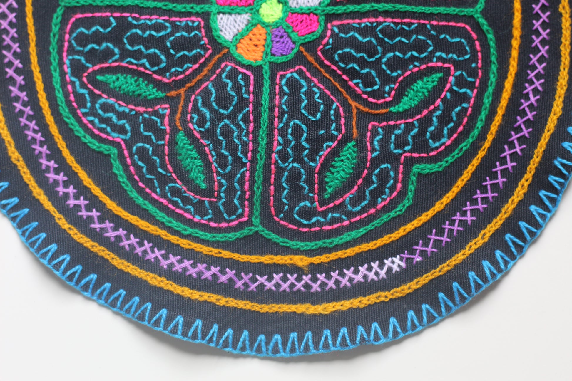 Shipibo Conibo Aufnäher - 20,5cm Diameter - "Arcoiris Flor" - Sacred Weavings 