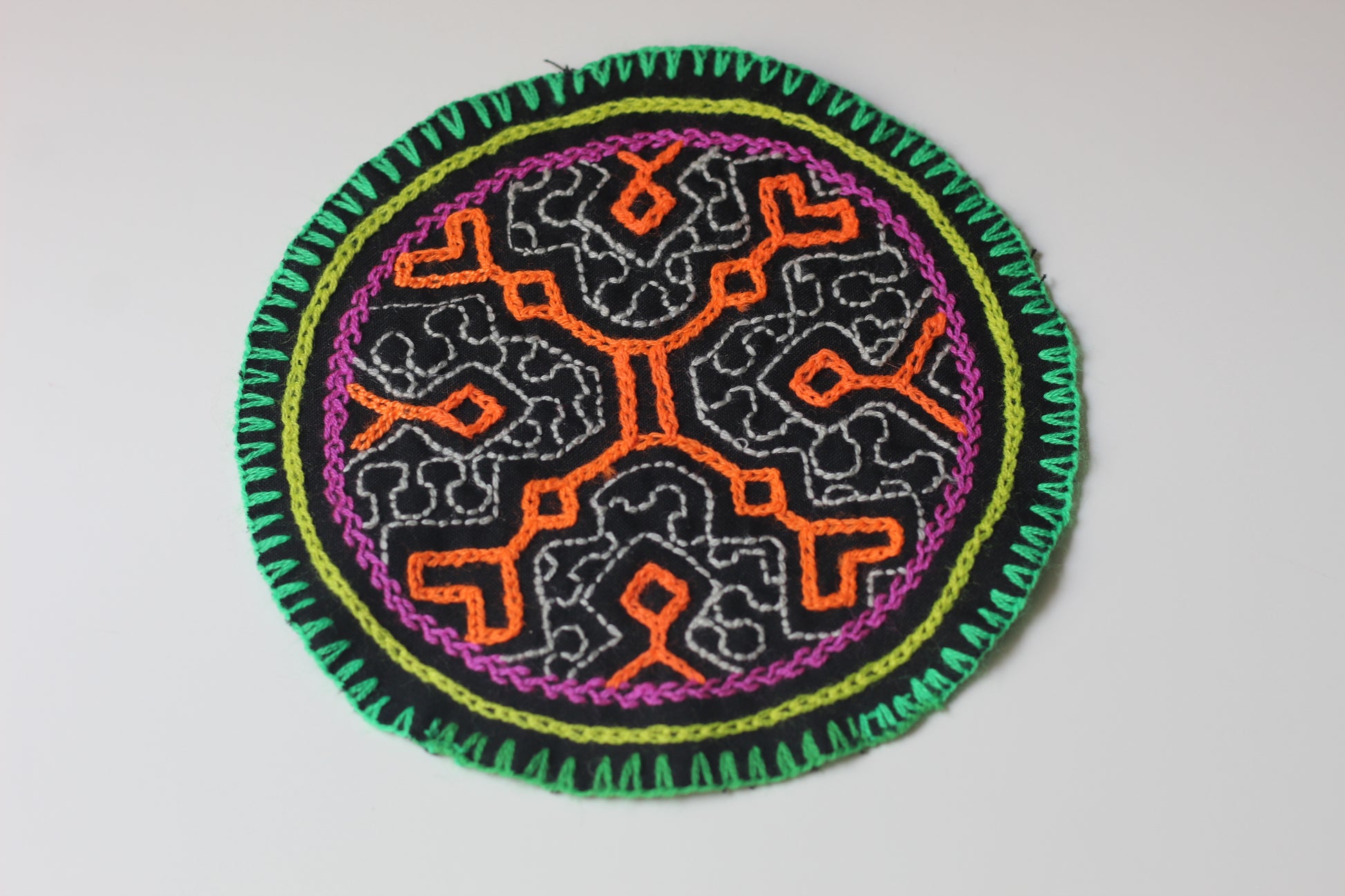 Shipibo Aufnäher - 13cm Diameter - Color de la Selva - Sacred Weavings 