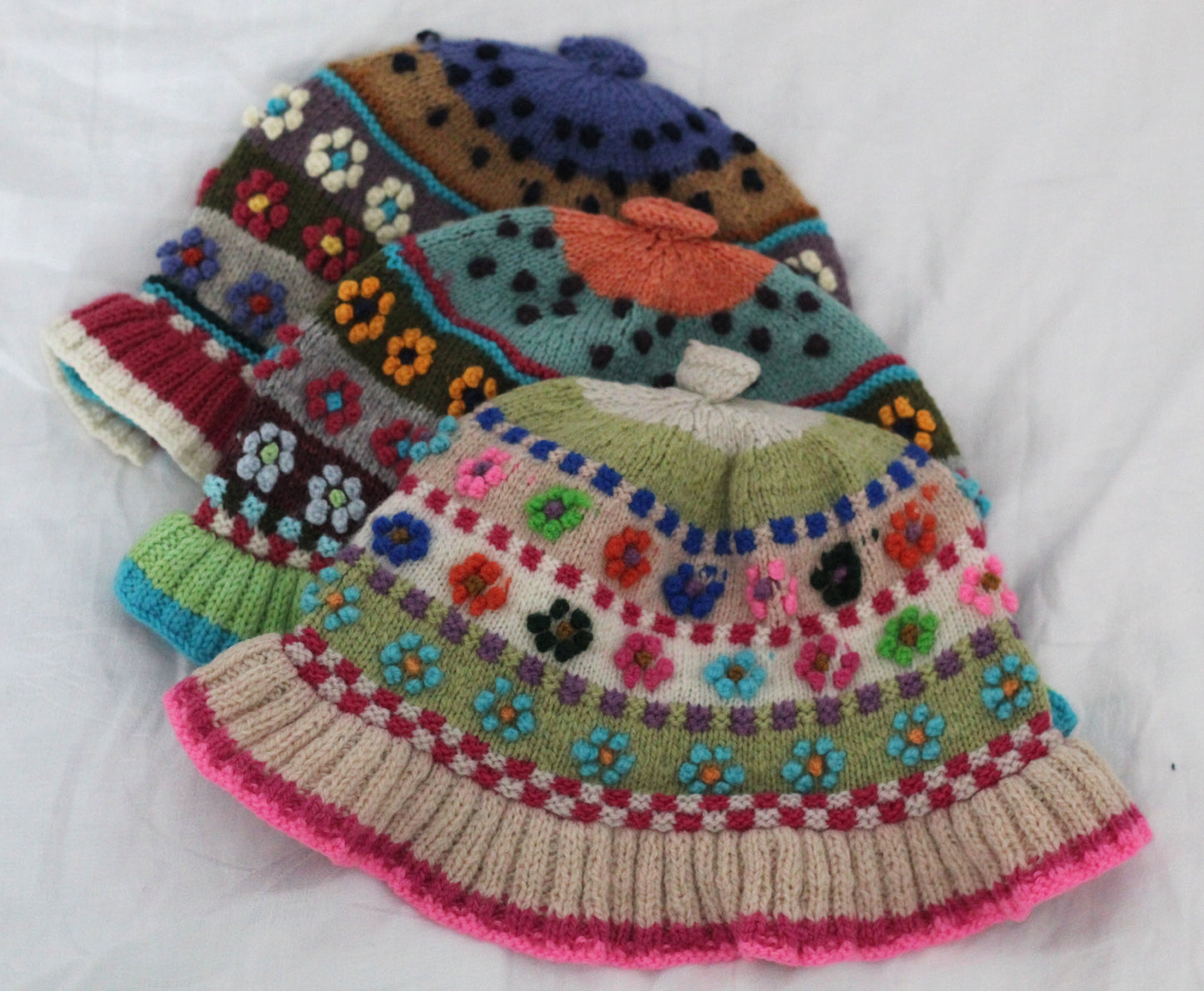 Handgestrickte Kindermütze mit Blumen, traditionell peruanisch - Sacred Weavings 