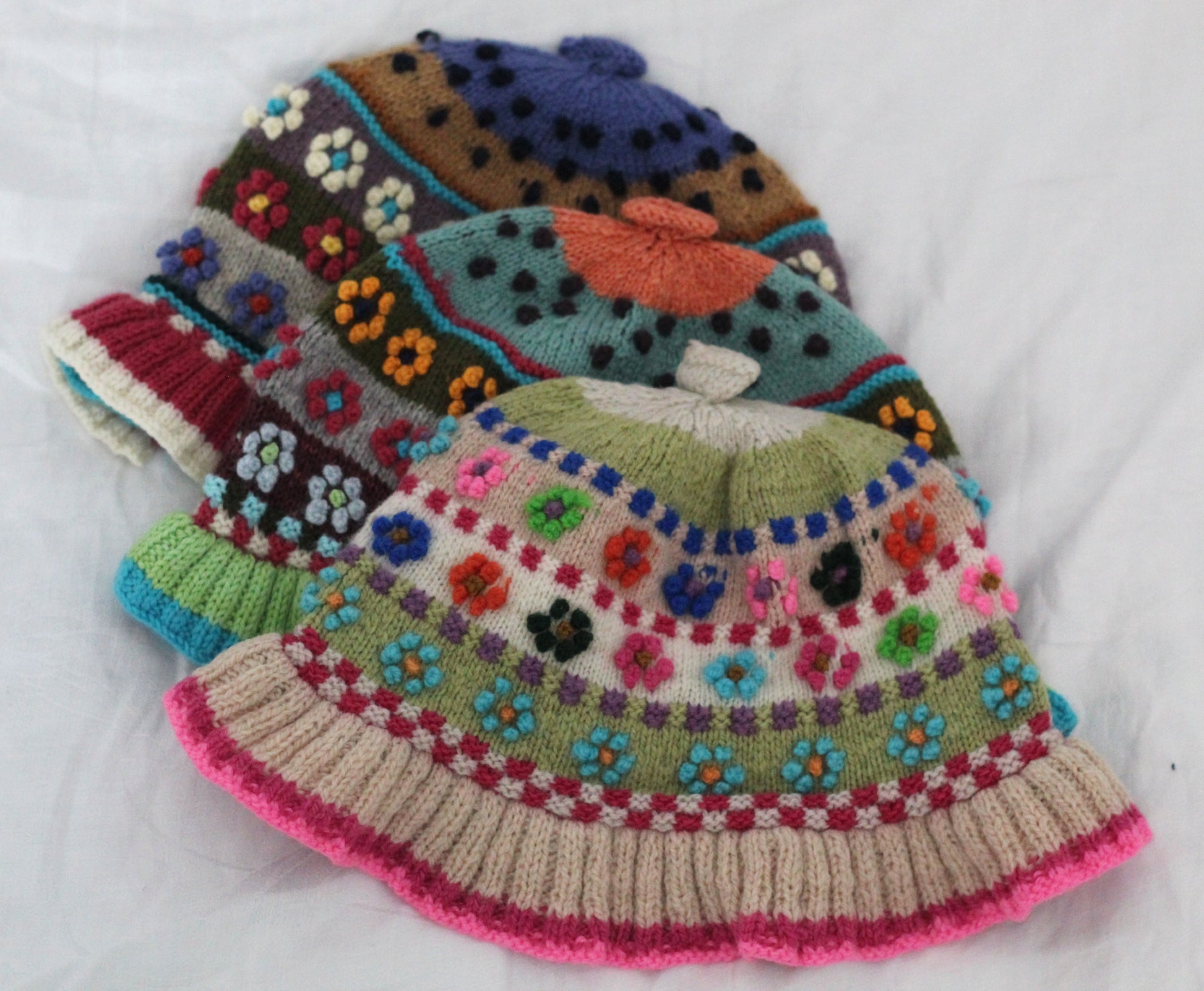 Handgestrickte Kindermütze mit Blumen, traditionell peruanisch - Sacred Weavings 