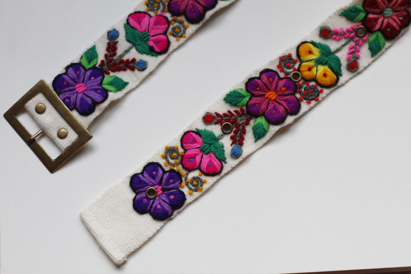 Bunter handgefertigter Blumengürtel in Weiß - Sacred Weavings 