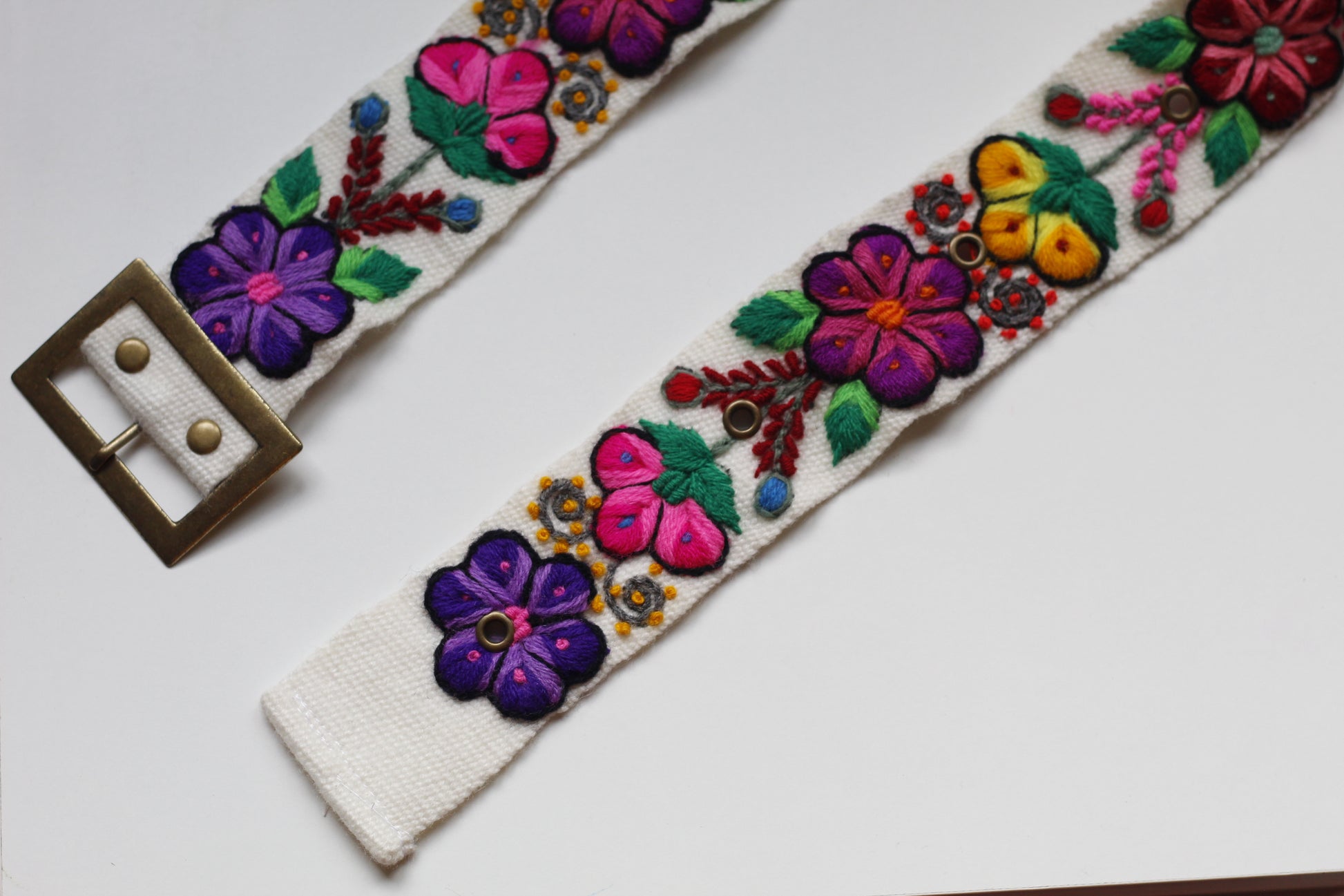 Bunter handgefertigter Blumengürtel in Weiß - Sacred Weavings 