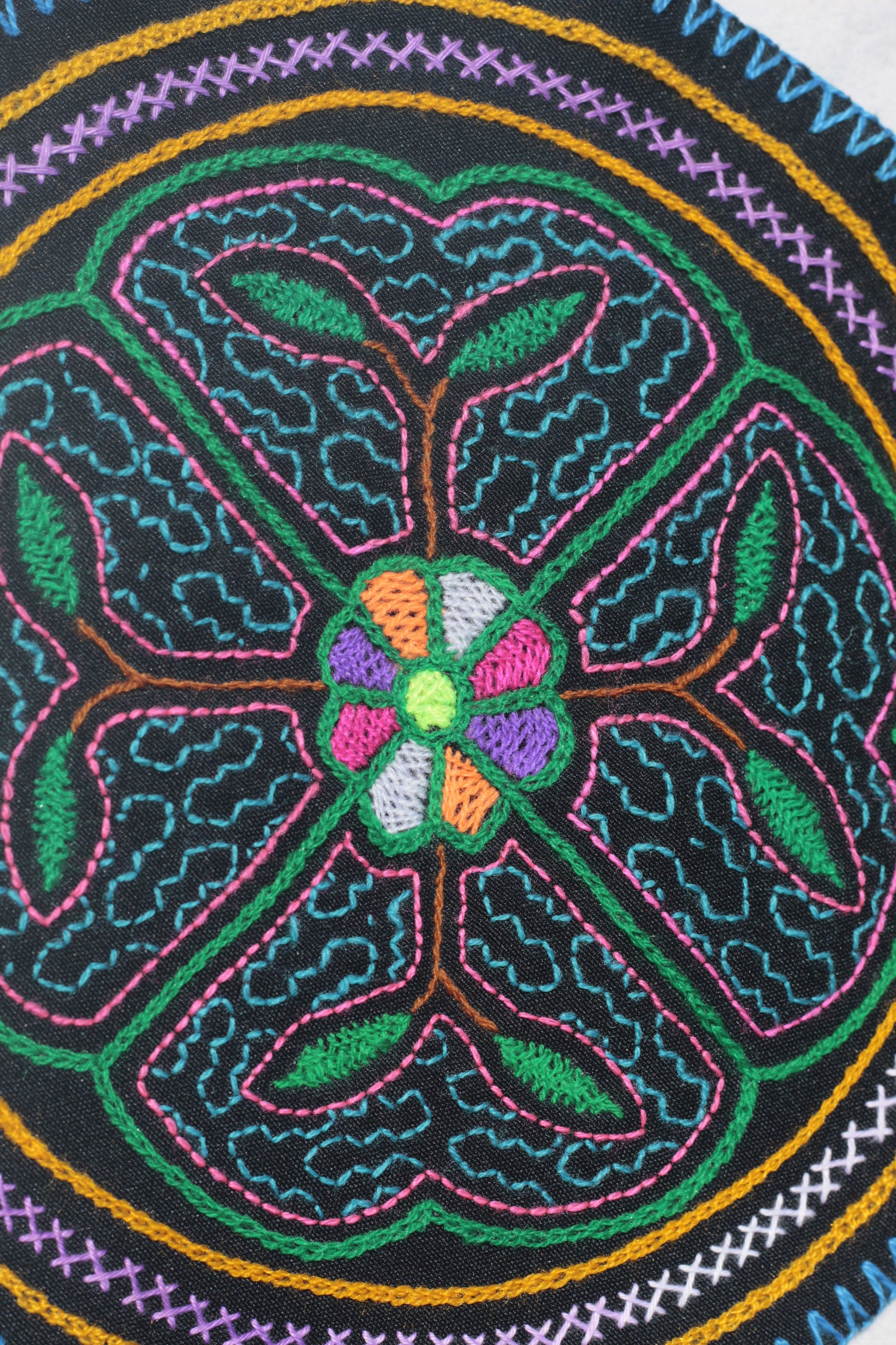Shipibo Conibo Aufnäher - 20,5cm Diameter - "Arcoiris Flor" - Sacred Weavings 