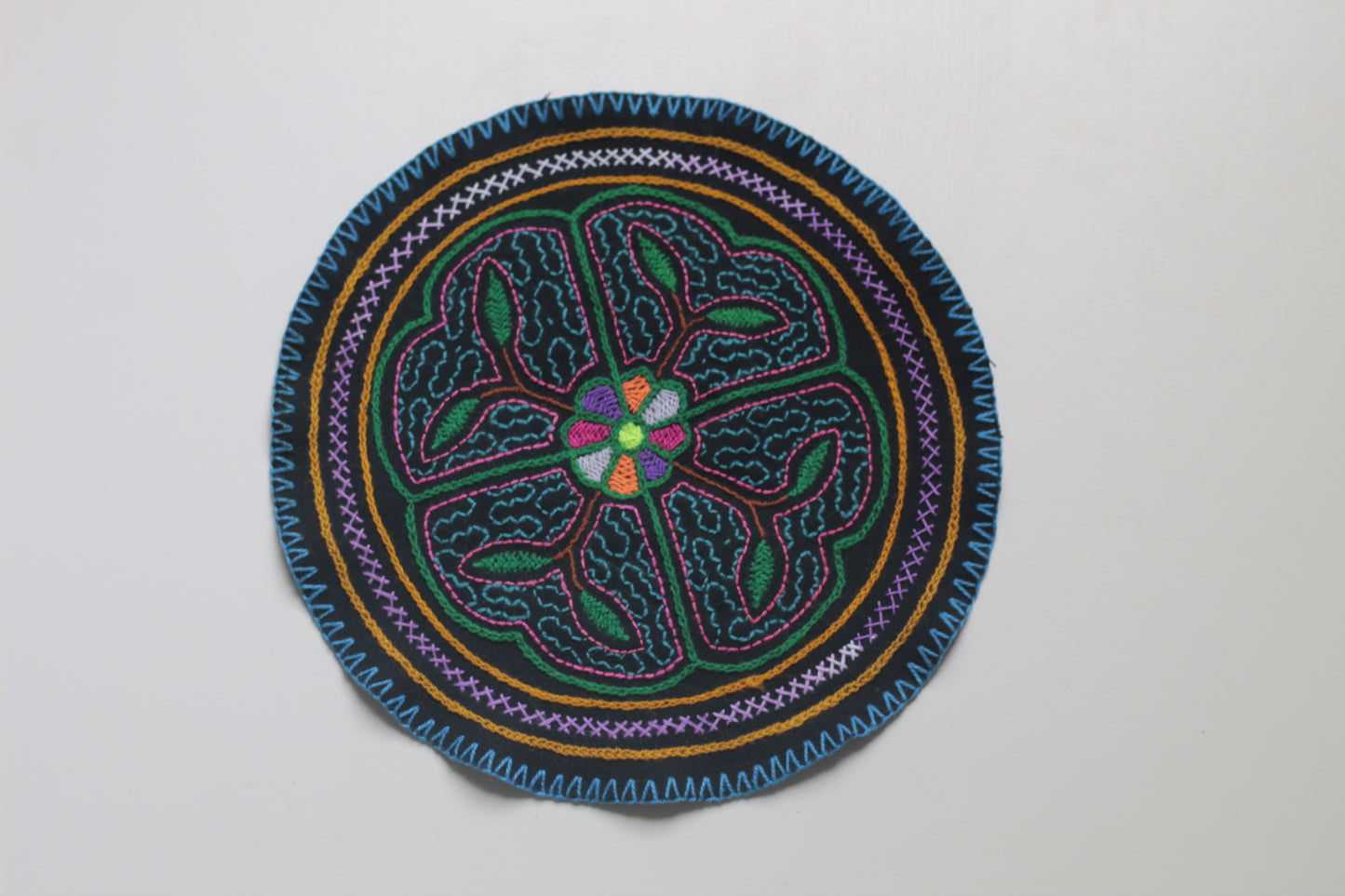 Shipibo Conibo Aufnäher - 20,5cm Diameter - "Arcoiris Flor" - Sacred Weavings 