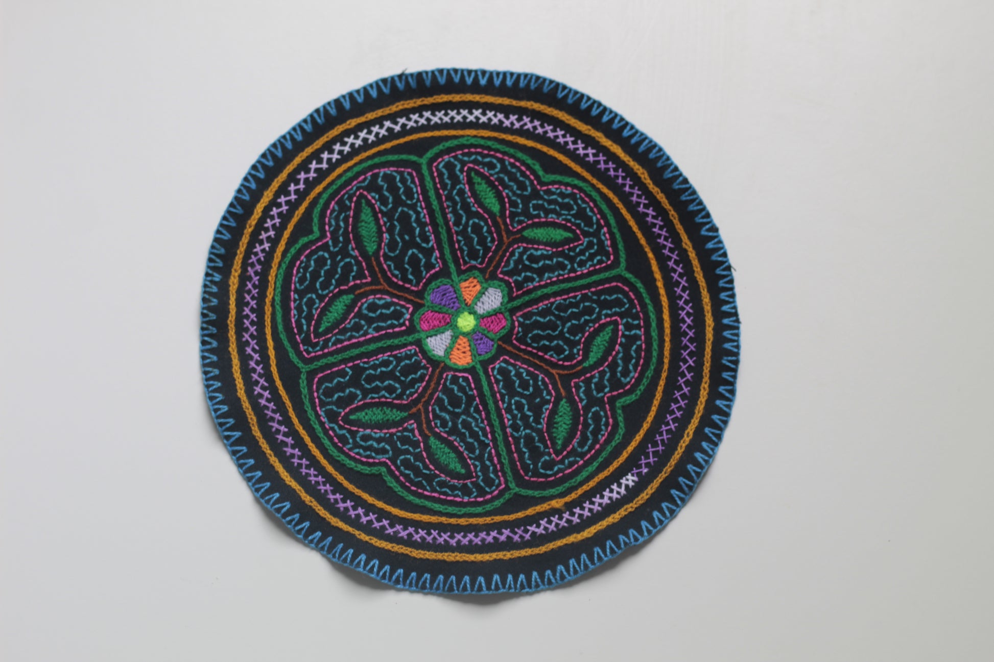 Shipibo Conibo Aufnäher - 20,5cm Diameter - "Arcoiris Flor" - Sacred Weavings 