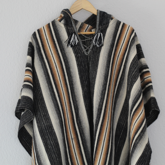 Handgewebter Alpaka-Wollponcho mit Kapuze - Sacred Weavings 