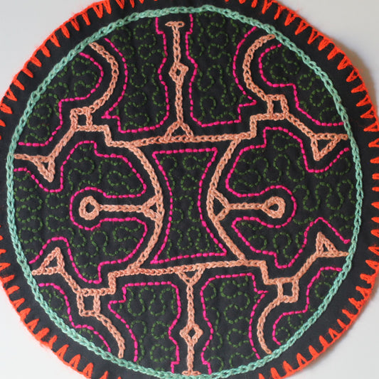 Shipibo Aufnäher - 20cm Diameter - Geschichte der Berge - Sacred Weavings 