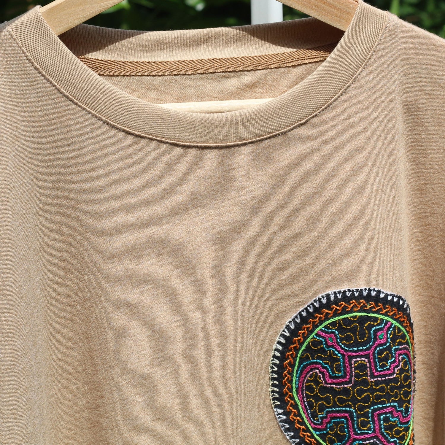 Besticktes T-Shirt aus Bio-Baumwolle mit Shipibo-Aufnäher - Absolut einzigartig - Naturfarbe - Unisex - Sacred Weavings 