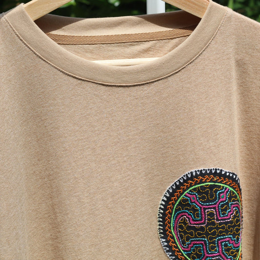 Besticktes T-Shirt aus Bio-Baumwolle mit Shipibo-Aufnäher - Absolut einzigartig - Naturfarbe - Unisex - Sacred Weavings 