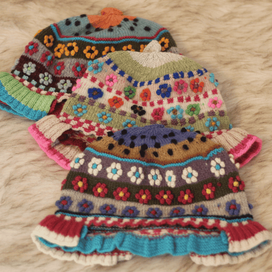 Handgestrickte Kindermütze mit Blumen, traditionell peruanisch - Sacred Weavings 