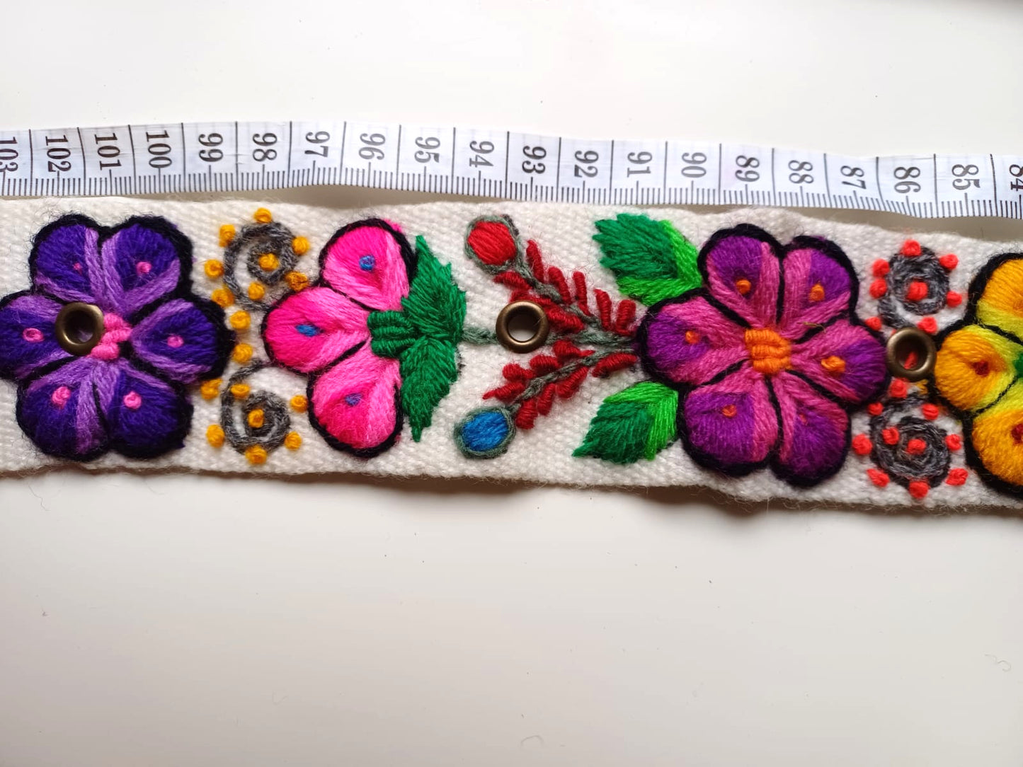 Bunter handgefertigter Blumengürtel in Weiß - Sacred Weavings 