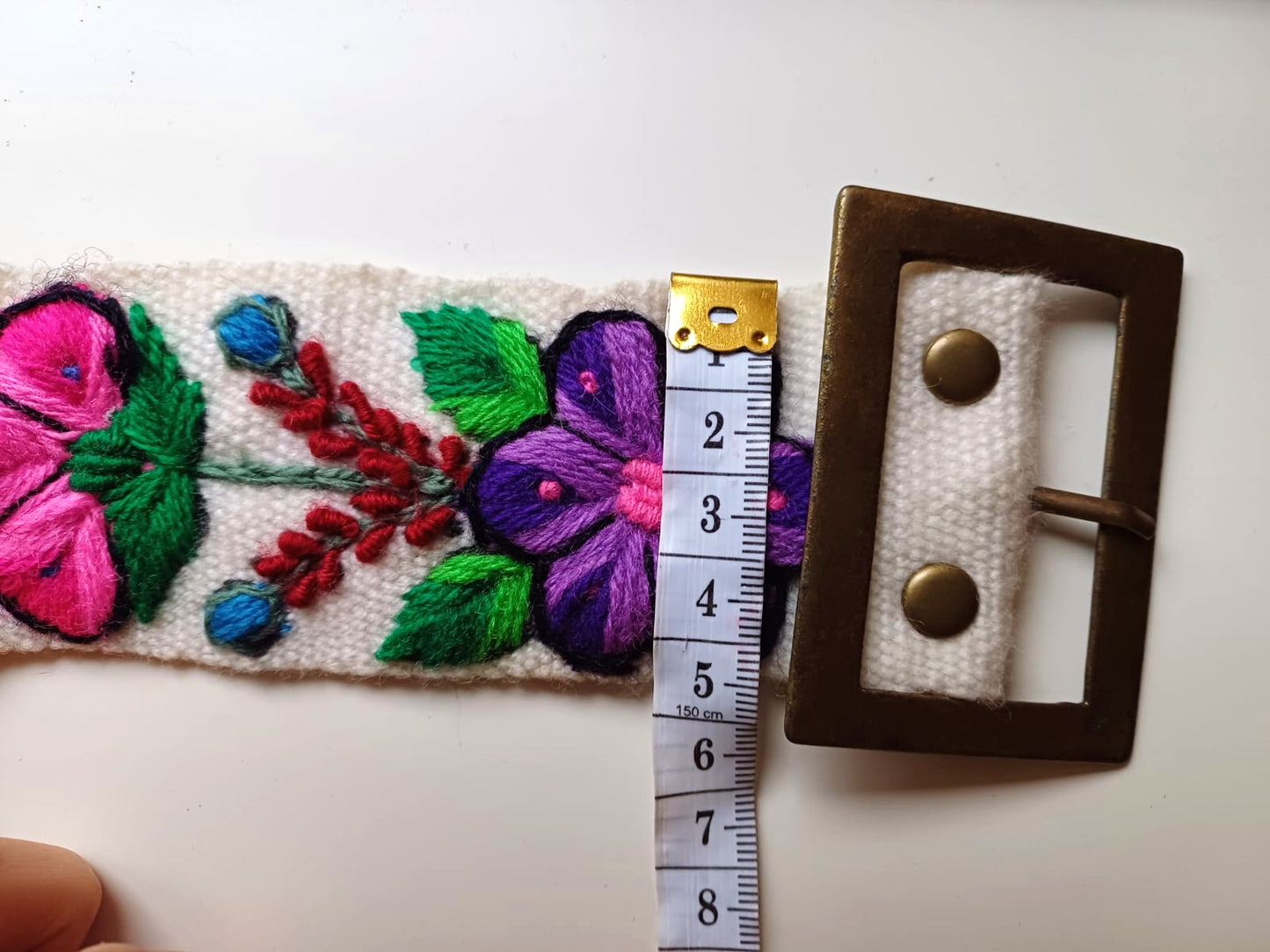 Bunter handgefertigter Blumengürtel in Weiß - Sacred Weavings 
