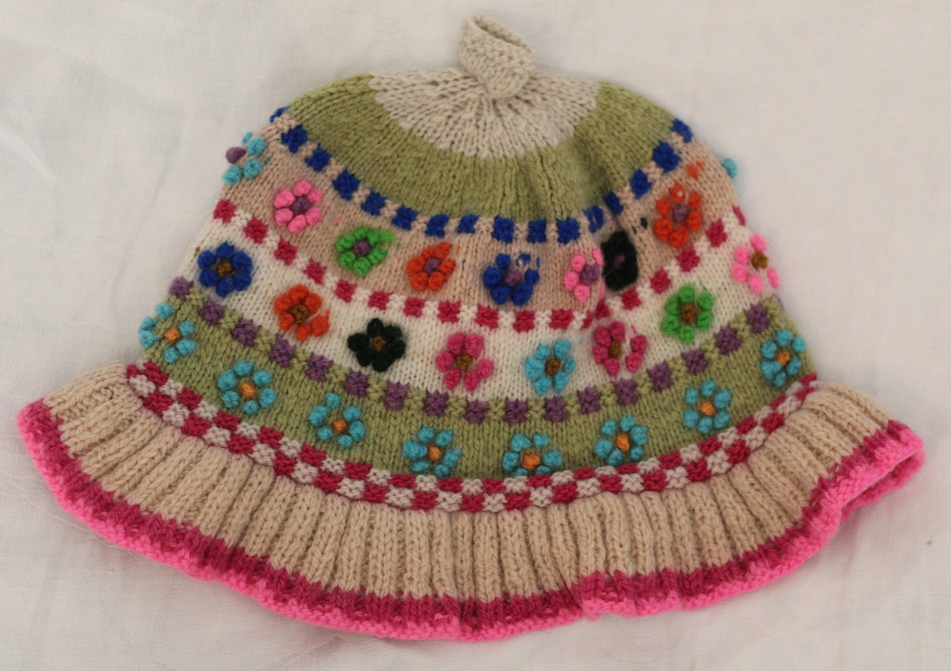 Handgestrickte Kindermütze mit Blumen, traditionell peruanisch - Sacred Weavings 