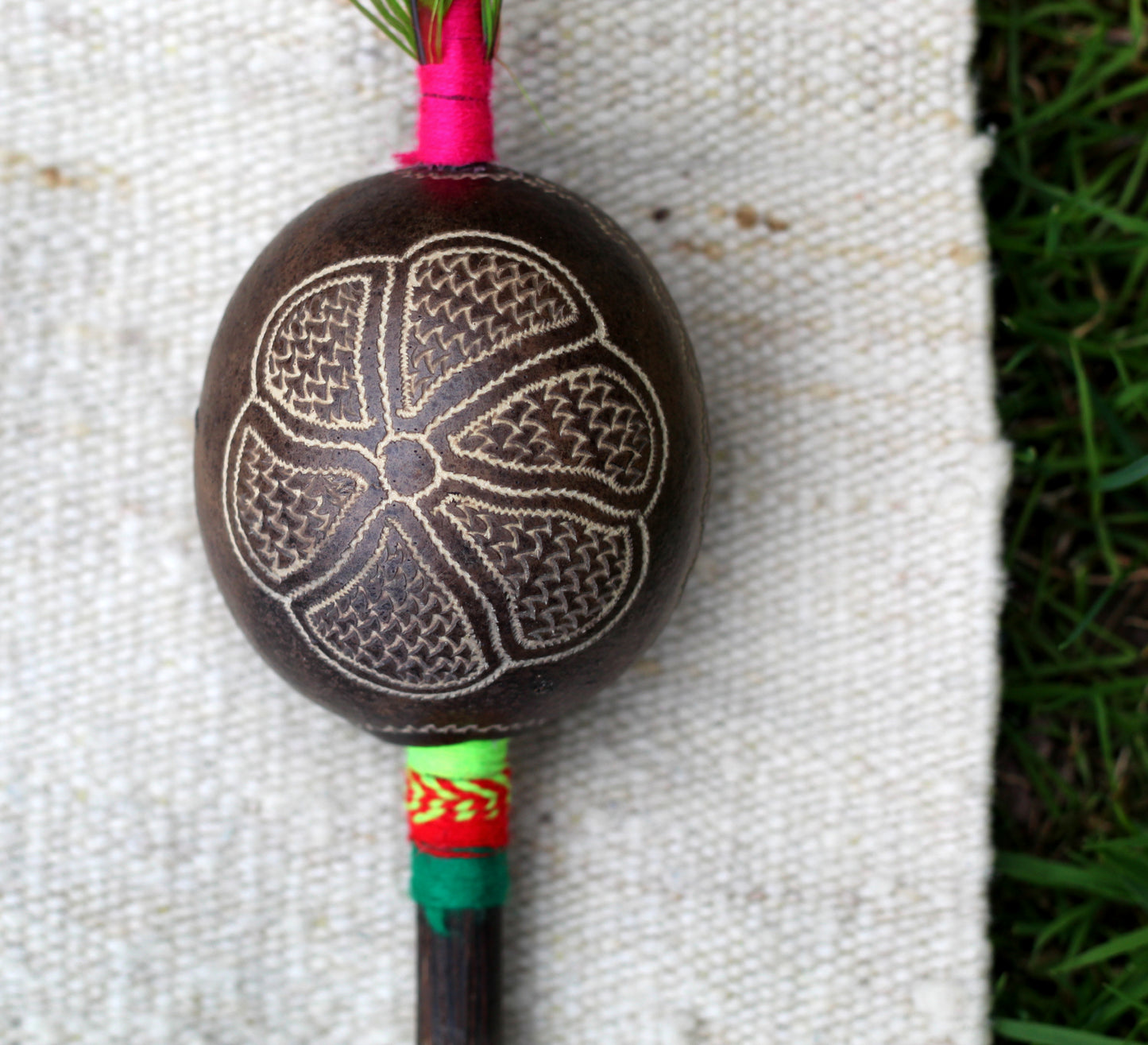 Schamanische Shipibo Rassel mit Feder, Maracas - Sacred Weavings 