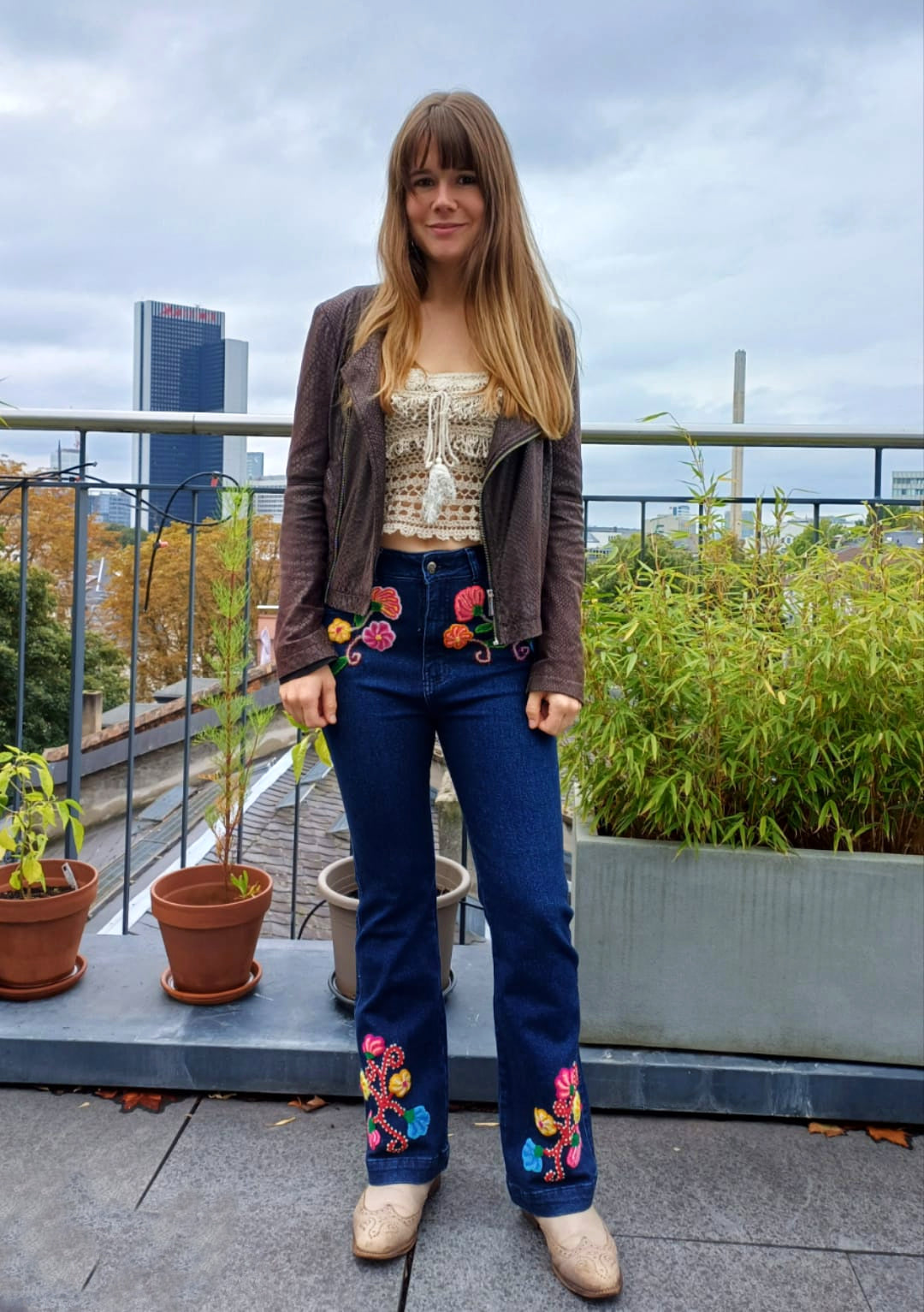 Handbestickte Jeans – Boho Schlaghose mit Blumenmuster, Retro High Waist Denim - Sacred Weavings 