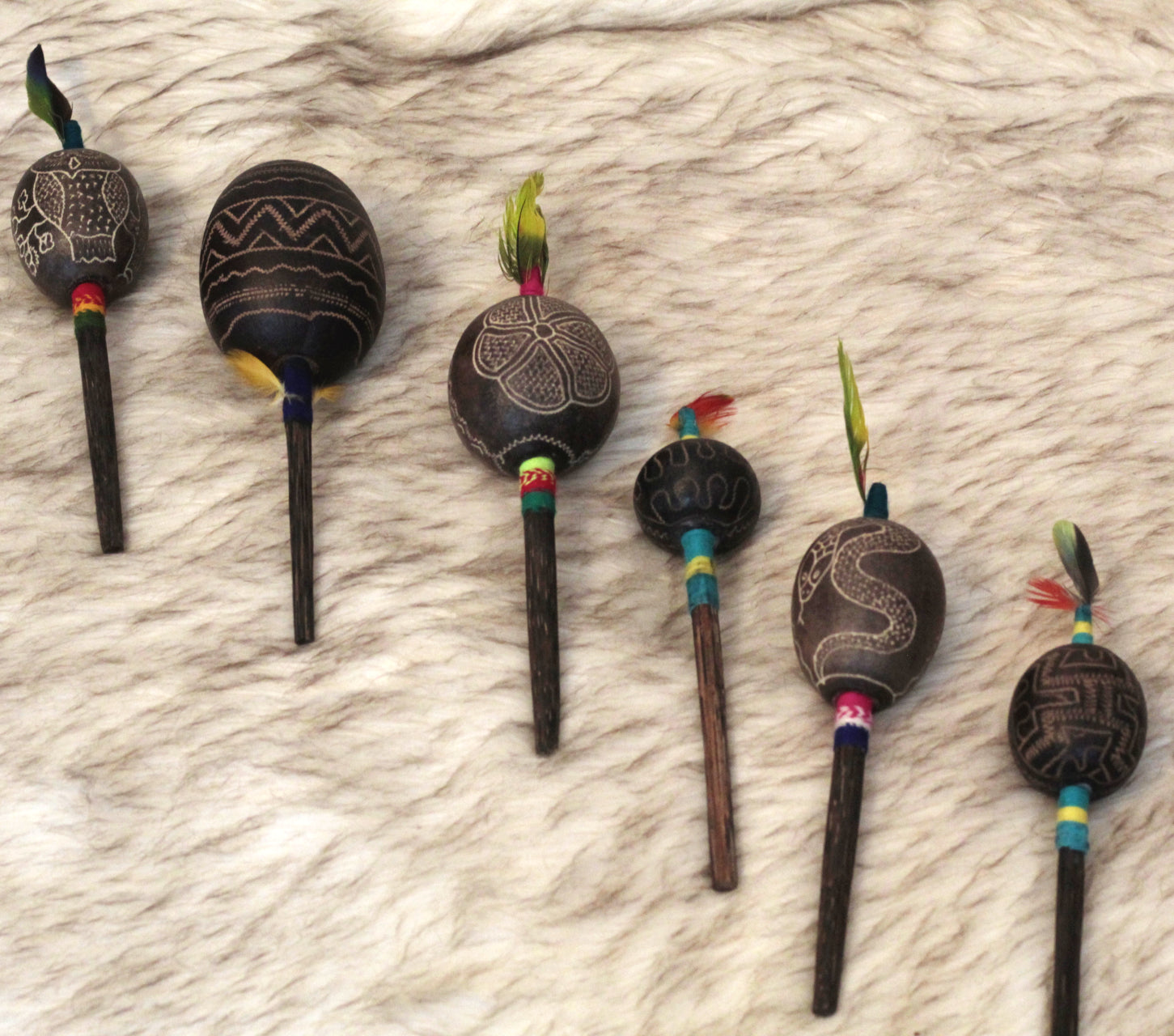 Schamanische Shipibo Rassel mit Feder, Maracas - Sacred Weavings 