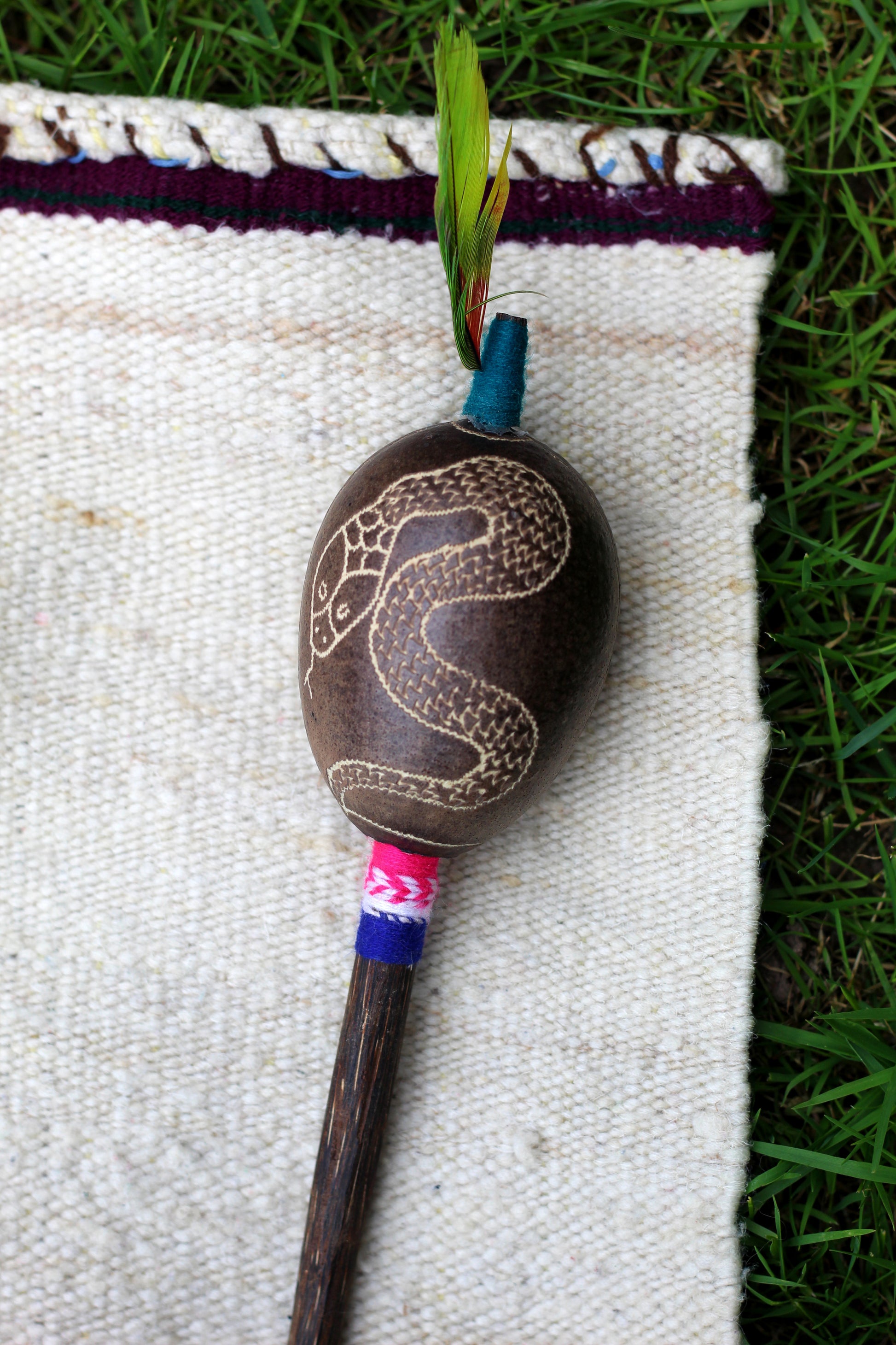 Schamanische Shipibo Rassel mit Feder, Maracas - Sacred Weavings 