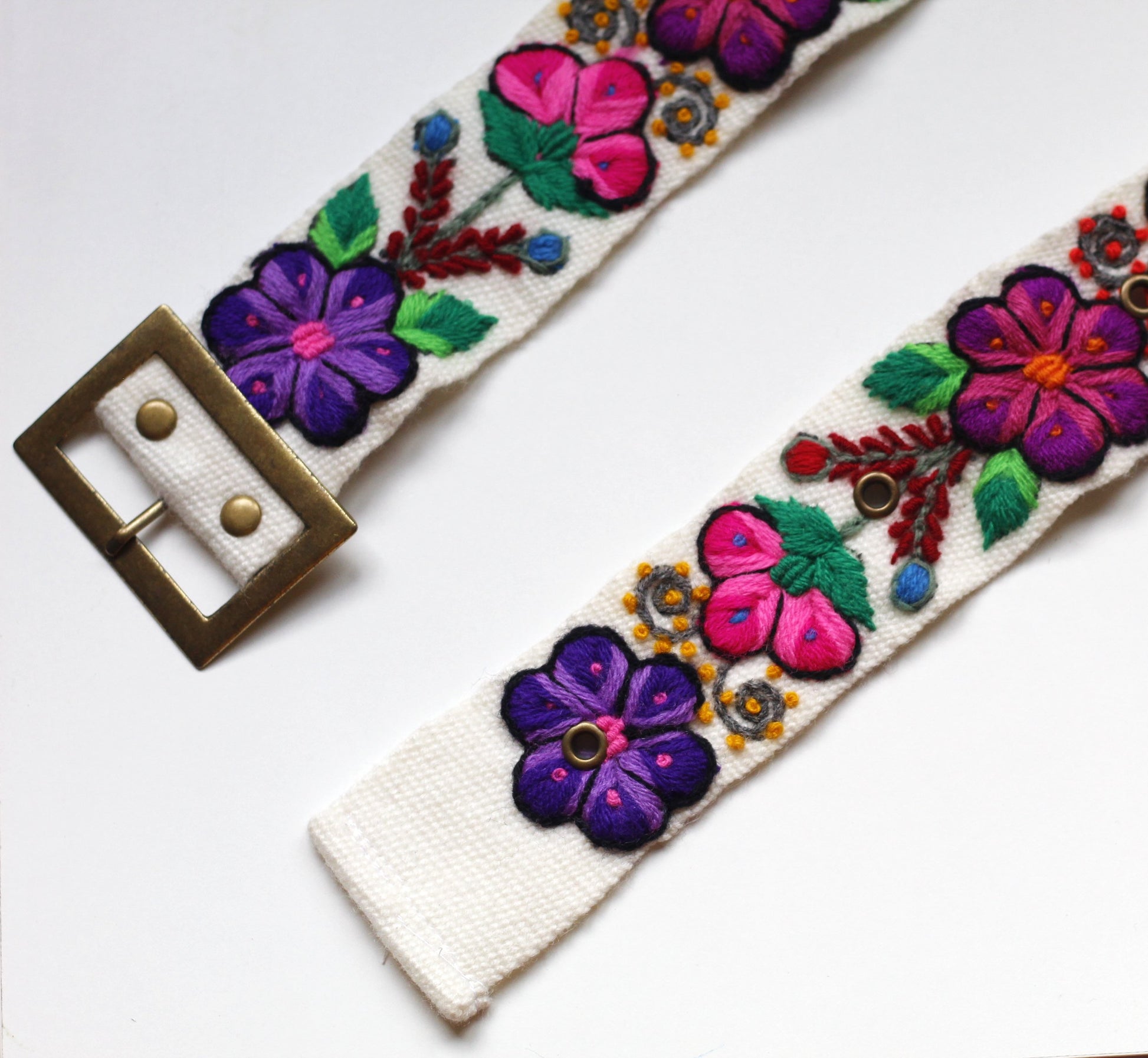 Bunter handgefertigter Blumengürtel in Weiß - Sacred Weavings 